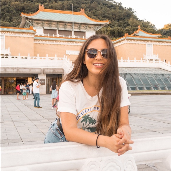 Meet your Posher, Jessica - Picture 3 of 3